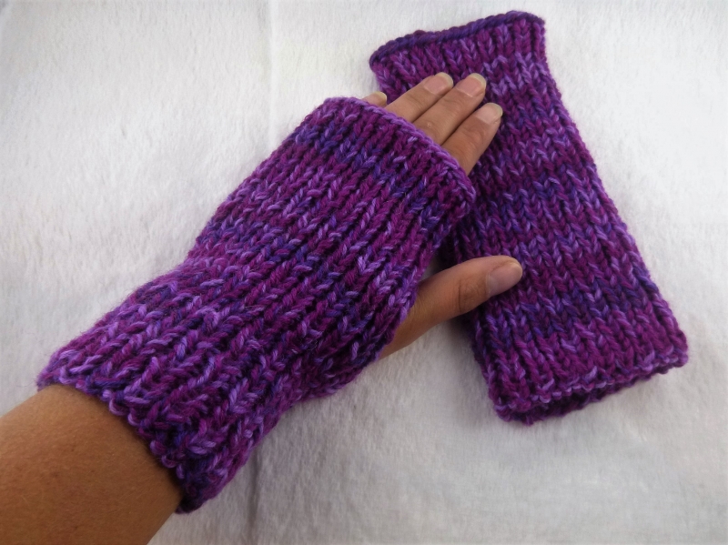  - Handgestrickte extra dicke und warme Handstulpen mit Daumenloch in lila