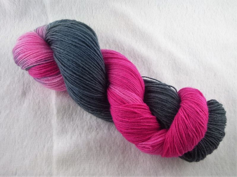 Handgefärbte Sockenwolle (4-fädig, 100g) Shades of grau/ pink