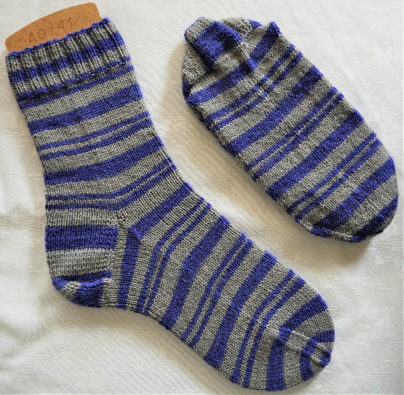  - handgestrickte Socken Gr. 40/41 in lila-grau-gestreift