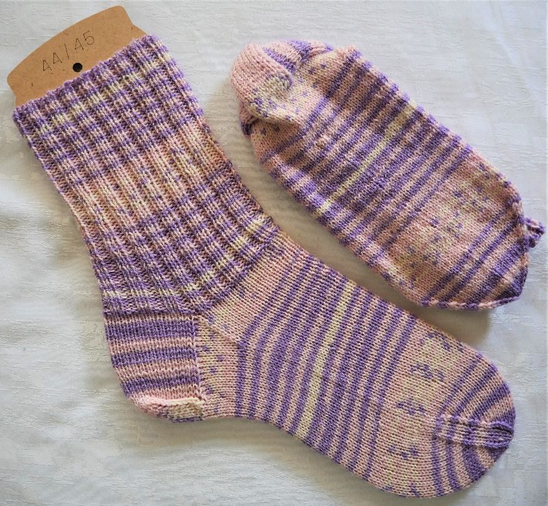  - handgestrickte Socken Gr. 44/45 in lila-gestreift