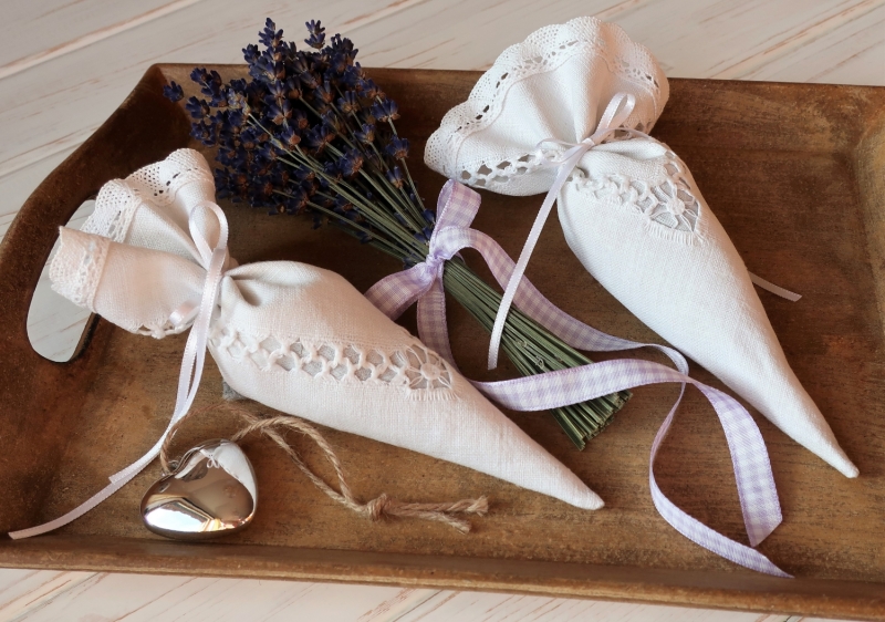  - Lavendelspitztüte - aus echtem Bauernleinen mit Spitze verziert und mit Gartenlavendel gefüllt