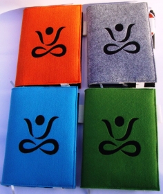 Buchhülle Kalenderhülle A5 / Notizbuch Filz 3mm mit Meditation handgemacht bestickt kaufen türkis orange hellgrün graumeliert Geschenke - Handarbeit kaufen