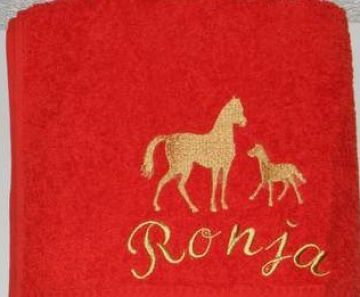 Stute und Fohlen, ein Duschtuch bestickt mit Namen und Pferden, personalisiert, Dieda - Handarbeit kaufen