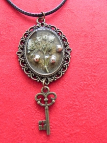 Steampunk Halskette mit Schlüssel, Blume und Kunstlederband
