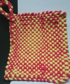 Ein Paar rot-gelbe gewebte Topflappen, handgewebt, aus Stoffgarn ,die ich mit Begeisterung gemacht habe