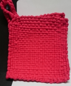 Ein Paar rote gewebte Topflappen, handgewebt, aus Stoffgarn ,die ich mit Begeisterung gemacht habe