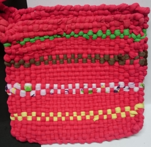 Ein Paar farbenfroheTopflappen in zwei Farben aus Stoffgarn ,handgewebt ,rot mit bunten Streifen