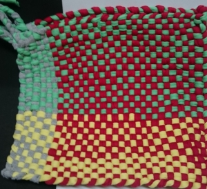 Ein Paar farbenfroheTopflappen in zwei Farben aus Stoffgarn ,handgewebt ,rot-gelb-grün-grau