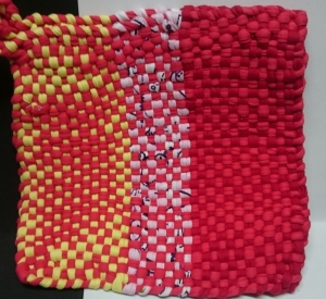 Ein Paar farbenfroheTopflappen in zwei Farben aus Stoffgarn ,handgewebt ,rot-gelb-rosa