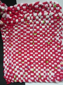 Ein Paar farbenfroheTopflappen in zwei Farben aus Stoffgarn ,handgewebt ,rot-rosa kariert