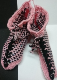 Socken-Sneaker-Art in rosa-glitter und schwarz, in liebevoller Handarbeit gemacht,Gr. 36