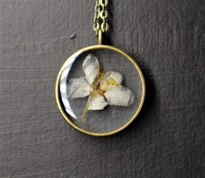 Resin-Harz | Halskette | Lünette| echte Blumen | eingegossen | Apfel Blüte | bronze