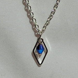 Halskette mit böhm. Glasperle metallic