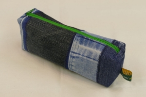 Mäppchen - Upcycling aus Jeanshosenteilen / grünem Stoffrest