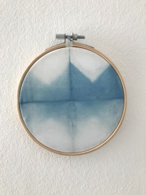 Wandbehang im Stickrahmen aus mit natürlichem Indigo handgefärbter Baumwolle , Durchmesser 13 cm