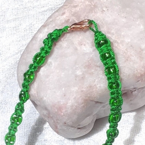 Handgefertigtes  Makramee-Armband in Grün mit kleiner Geschenkschachtel 