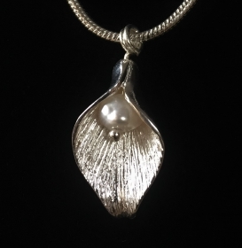 Silberanhänger handgefertigt - Blütenblatt mit Perle - Unikat