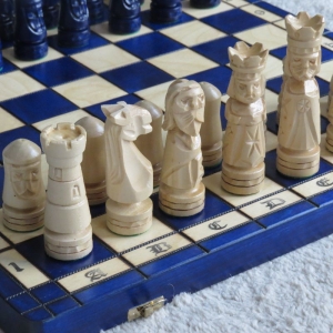 Edles grosses Schach Schachspiel 50 x 50 cm HANDGESCHNITZT NEU Holz blau - Handarbeit kaufen