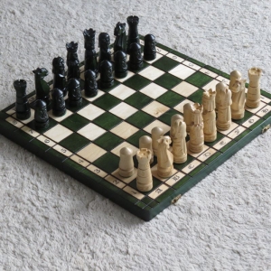 Edles grosses Schach Schachspiel 50 x 50 cm HANDGESCHNITZT NEU Holz grün - Handarbeit kaufen