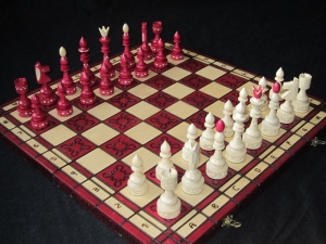Sehr großes Schach Schachspiel Schachbrett 54 x 54 cm Holz Handarbeit rot - Handarbeit kaufen