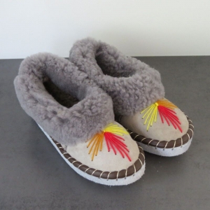 Damen Hausschuhe Lammfell Pantoffeln Hüttenschuhe Ledersohle Winter warm NEU Größe 42 - Handarbeit kaufen