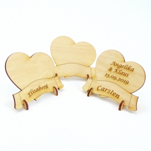 Herz mit Banner, Tischkarte Namensschild aus Holz für Hochzeit Tafel oder Geschenk zur Verlobung, zum Valentinstag Holzschild - Handarbeit kaufen