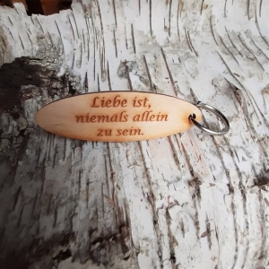 Schlüsselanhänger  ♥Liebe ist, niemals allein zu sein♥ aus Holz  zum Verschenken    - Handarbeit kaufen