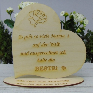 Personalisiertes Muttertags-Herz aus Holz mit der Aufschrift: „Es gibt so viele Mama´s auf der Welt und ausgerechnet ich habe die Beste“ - Handarbeit kaufen