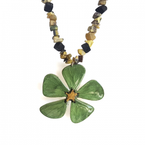 L`Ador Schmuck Set aus Halskette mit dunkel olivgrünen Blumeanhänger und passenden Ohrringe