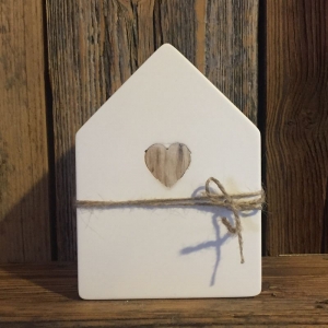 Haus mit Holzherz weiß aus Raysin  gegossen  - Handarbeit kaufen