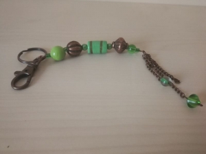 Taschenbaumler / Schlüsselanhänger Antik in Grün mit Kupfer farbenen Perlen - Handarbeit kaufen