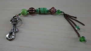  handkreirter Schlüsselanhänger / Taschenbaumler aus grünen Designer Glasperlen und kupferfarbenen Kunststoffperlen - Handarbeit kaufen