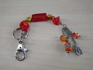 Schlüsselanhänger/Taschenbaumler Fire in Rot-Orange mit Flip Flops - Handarbeit kaufen