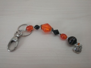 Schlüssel-/Taschenanhänger Halloween Kürbis aus orangen und schwarzen Glasperlen - Handarbeit kaufen