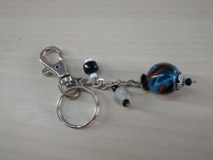 stylischer Schlüsselanhänger Blauer Planet mit Solitär Glasperle, handgefertigt mit Karabinerhaken