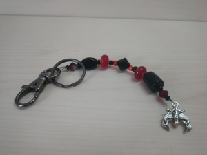 Schlüssel-/Taschenhänger Vampirella von Hand designt in schwarz-rot