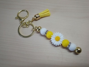 Schlüsselanhänger Sommerfrische in weiß-gelb mit Gänseblümchen - Handarbeit kaufen