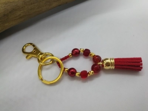 Schlüsselanhänger in Tropfenform mit Quaste in Rot-Gold