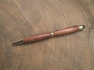 handgedrechselter Holzkugelschreiber, edles Schreibgerät aus Eibenholz