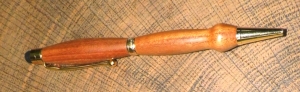 handgedrechselter Holzkugelschreiber, edles Schreibgerät aus Thuja-Holz