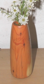 handgedrechselte Vase aus Eibenholz in klassischer Form