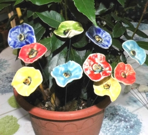 Keramikblumen, 10 Stück handgeformte Keramikblüten in verschiedenen Farben