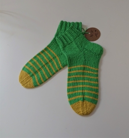 Gestrickte Socken aus Baumwolle in grün mit kurzen Schaft , Gr. 36/37 , handgestrickt von la piccola Antonella - Handarbeit kaufen