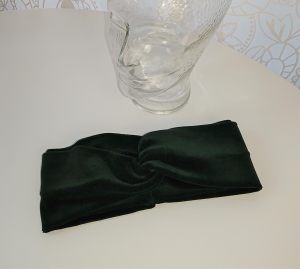 Stirnband genäht aus  Baumwolle (Nicki) mit Twist in dunkel grün , samtige Oberfläche,  Breite ca. 9 cm , Handmade by la piccola Antonella - Handarbeit kaufen