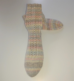 Gestrickte Socken, Kuschelsocken, Wollsocken in  pastell  rosa - Gr. 40/41 , mit romantischen Zopf Muster,  handgestrickt von la piccola Antonella - Handarbeit kaufen