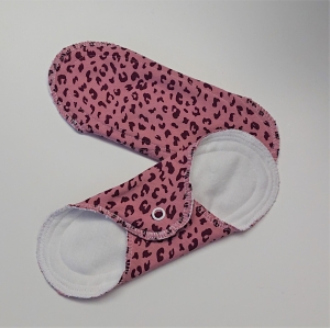 Waschbare Slipeinlagen / Binden aus Baumwolle im Leo Design in rosa, 2 Stück, Zero Waste, handmade by la piccola Antonella - Handarbeit kaufen