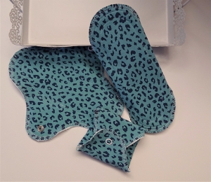 Waschbare Slipeinlagen / Binden aus Baumwolle im Leo Design in türkis, 3 Stück, Zero Waste, handmade by la piccola Antonella - Handarbeit kaufen