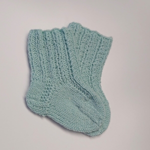 Gestrickte Socken für Babys in mint, Babysocken, Stricksocken, Kuschelsocken, ca. 0 - 3 Monate, handgestrickt von la piccola Antonella