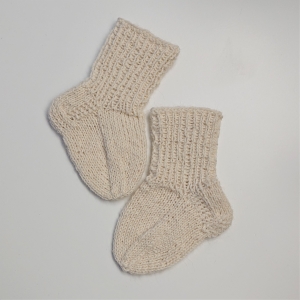 Gestrickte Socken für Babys in naturweiß, Babysocken, Stricksocken, Kuschelsocken, ca. 0 - 3 Monate, handgestrickt von la piccola Antonella - Handarbeit kaufen