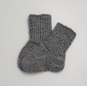 Gestrickte Socken für Babys in grau, Babysocken, Stricksocken, Kuschelsocken, ca. 0 - 3 Monate, handgestrickt von la piccola Antonella - Handarbeit kaufen